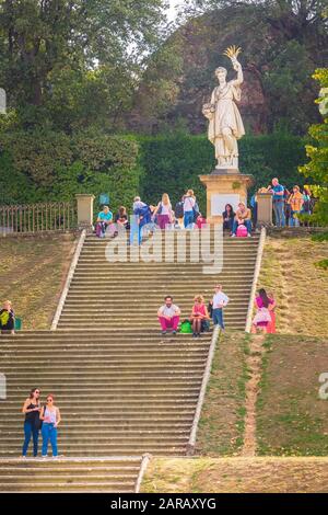 Florenz, Italien - 27. Oktober 2018: Skulptur von Ceres, griechische Demeter, alte römische Göttin in den Boboli-Gärten Stockfoto