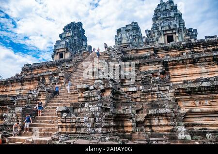 Touristen klettern die Schritte des zentralen Pyramidenstruktur bei Ta Keo Tempel in Angkor Sammlung von Tempeln. Stockfoto