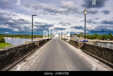 Blick nach Osten auf die Steinbrücke über den Fluss Shannon bei Shannonbridge in Richtung County Offaly (Leinster) vom County Roscommon (Connacht) Stockfoto