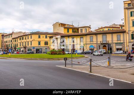 Florenz, Italien - 24. Oktober 2018: Blick auf die Straße der Altstadt mit gelben traditionellen Häusern in der Toskana Stockfoto