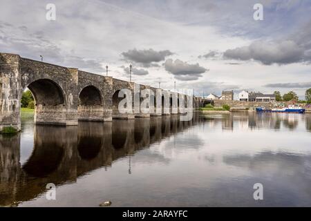 Die Steinbrücke bei Shannonbridge über den Shannon vom County Roscommon in der Provinz Connacht zum County Offaly in der Provinz Leinster Stockfoto