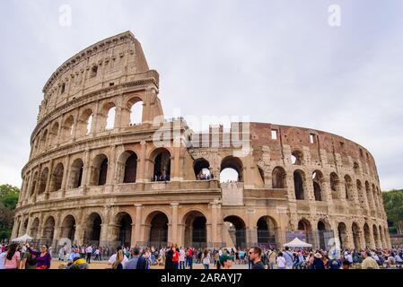 Kolosseum, ein ovales Amphitheater und die beliebteste Touristenattraktion in Rom, Italien Stockfoto