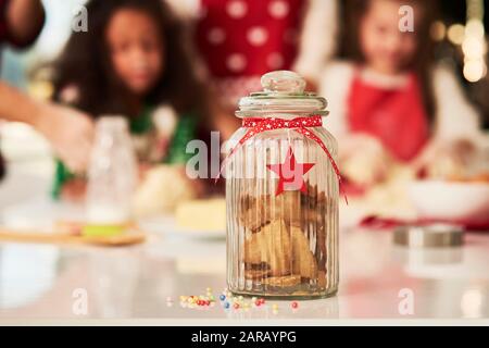 Weihnachtskekse und Familie im Hintergrund Stockfoto