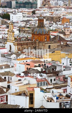 Luftbild von Sevilla mit dem Stadtteil Santa Cruz und der Heilig-Kreuz-Pfarrkirche (Iglesia de Santa Cruz). Stadt in Spanien. Stockfoto