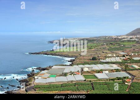 Bauernhöfe auf Teneras - Hothäuser und Bananenplantagen. Landschaft in Buenavista del Norte. Stockfoto