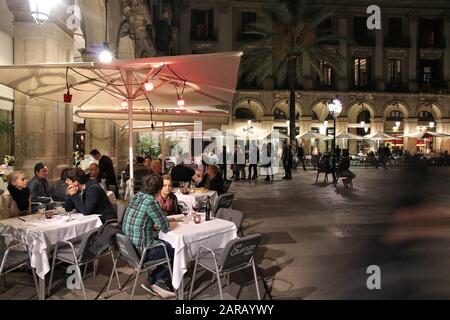 BARCELONA, Spanien - 5 November, 2012: die Menschen an der Placa Reial in Barcelona, Spanien speisen. Nach Mastercard, Barcelona ist der 15 meistbesuchten Stadt Stockfoto