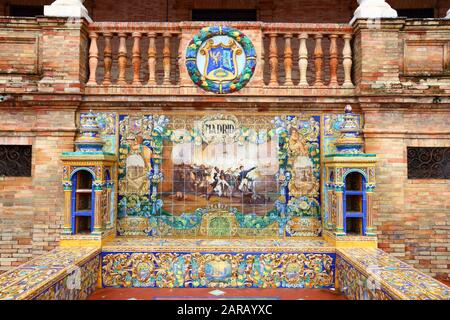 Sevilla, SPANIEN - 3. NOVEMBER 2012: Madrider Themendetails der berühmten Plaza de Espana in Sevilla. Das Renaissance Revival und der Art Deco Stil war das Wahrzeichen Stockfoto