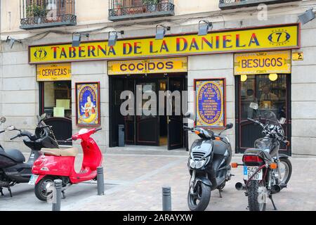 Madrid, SPANIEN - 24. OKTOBER 2012: Typische spanische Restaurants in Madrid. In Madrid gibt es mehr als 4.000 Restaurants. Stockfoto