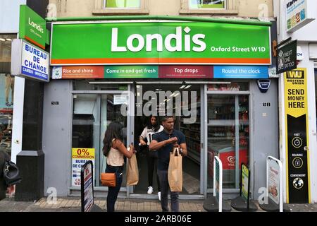 London, Großbritannien - 7. JULI 2016: Kunden verlassen Londis Convenience Store in London. Die Marke Londis verfügt über mehr als 2000 Geschäfte. Sie ist eine Tochtergesellschaft von Booker Go Stockfoto