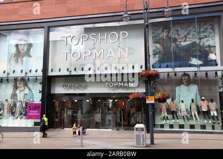 Leeds, Großbritannien - 12. JULI 2016: People Walk by Topshop Topman Modegeschäft in Leeds, Großbritannien. Topshop ist ein britischer Modehändler im Besitz der Arcadia Group. Stockfoto