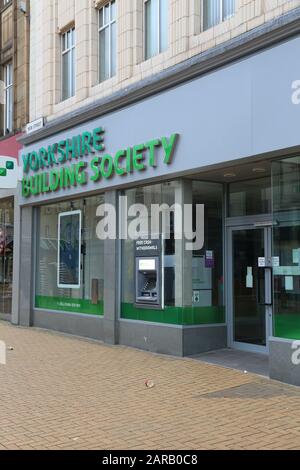 HUDDERSFIELD, Großbritannien - 10 JULI 2016: Yorkshire Building Society Niederlassung in Huddersfield, Großbritannien. YBS ist die zweitgrößte Bausparkasse in Deutschland, mit mehr Stockfoto