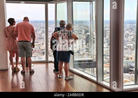 London, Großbritannien - 8. JULI 2016: Die Menschen besuchen das London Overlook im Shard-Gebäude. Die Sternwarte befindet sich auf einer Höhe von 244 m. Stockfoto