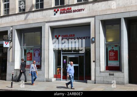 London, Großbritannien - 6. JULI 2016: People Walk by Chelsea Building Society in London. Chelsea Building Society ist ein Handelsname der Yorkshire Building Society Stockfoto