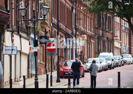 ROTHERHAM, Großbritannien - 10 JULI 2016: Menschen besuchen Rotherham, Großbritannien. Rotherham ist eine große Stadt in South Yorkshire mit einer Bevölkerung von 109,691 Menschen. Stockfoto