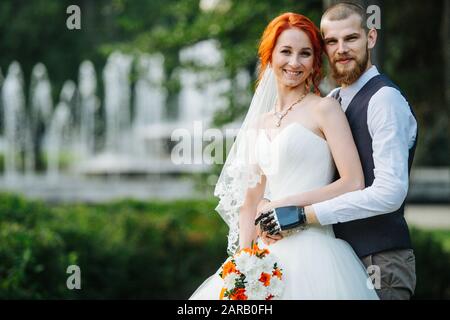 Portrait des neu zusammenstehenden Paares im Park Stockfoto