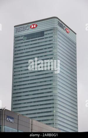 LONDON, Großbritannien - 8. JULI 2016: HSBC Tower (8 Canada Square) in Canary Wharf, London, Großbritannien. Es ist der Hauptsitz der HSBC Bank. Stockfoto