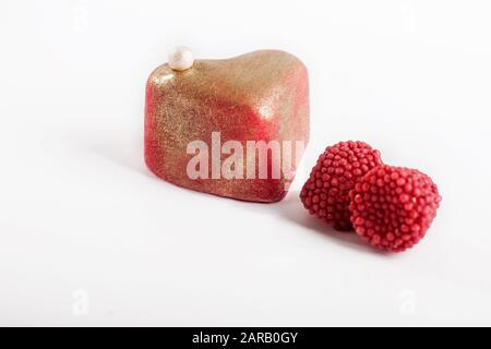 Handgemachte Pralinen Herz auf weißem Hintergrund Stockfoto