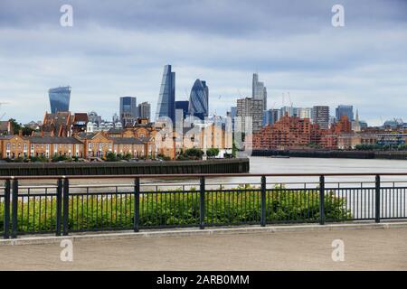 Stadt London Skyline - Hauptstadt des Vereinigten Königreichs. Von Canary Wharf entfernt. Stockfoto