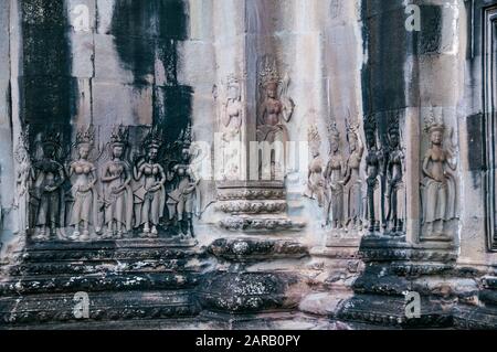 Beschädigte Aspara Schnitzereien an den Wänden von Angkor Wat, Siem Reap, Kambodscha Stockfoto