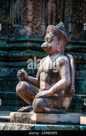 Eine Statue von einem halben Mann halb Vogel Garuda an einer Tür in Banteay Srey Zitadelle der Frauen in Siem Reap, Kambodscha Stockfoto