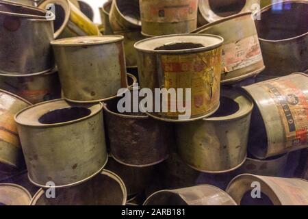 Dosen von Zyklon B, einem auf Zyanid basierenden Pestizid, das von Nazi-Häftlingen in Gaskammern, dem Konzentrationslager Auschwitz, Oświęcim, Polen verwendet wird Stockfoto