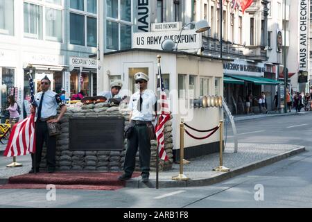 Berlin, DEUTSCHLAND - 25. MAI 2018: Gefälschte US-Offiziere am beliebten Checkpoint Charlie, eine Reproduktion mitten in der Straße der historischen Kreuzung Stockfoto