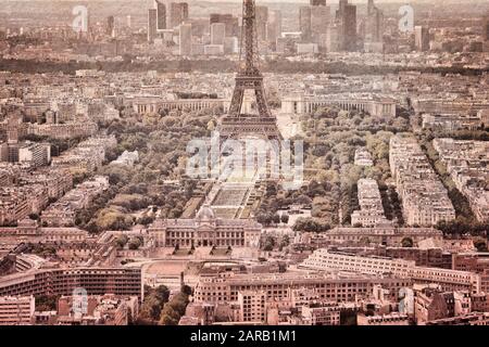 Luftaufnahme von Paris, Frankreich - texturierter Vintage-Stil. Stockfoto