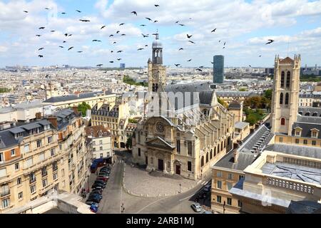 Paris, Frankreich - Luftbild Blick auf die Stadt mit Saint Etienne du Mont Kirche. UNESCO-Weltkulturerbe. Stockfoto