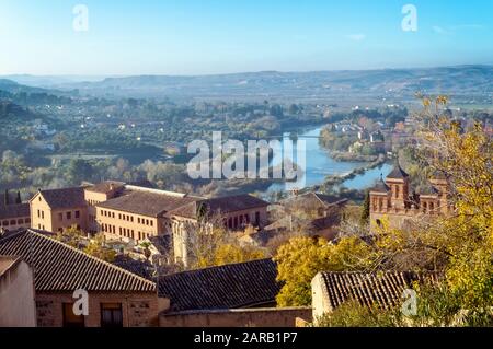 Blick auf den Fluss und das Tal des Tejo von Toledo in Kastilien-La Mancha, Spanien Stockfoto