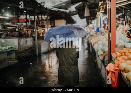 Regnerischer Wintertag auf dem Carmel-Markt im Freien, Tel Aviv, Israel Stockfoto