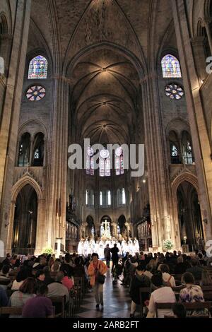 Paris, FRANKREICH - 21. JULI 2011: Die Menschen besuchen die Kathedrale Notre Dame in Paris, Frankreich. Die Kirche im französischen Stil im Stil der Gotik wurde 1345 fertiggestellt. Stockfoto