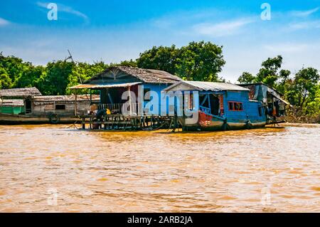 Hausboote an Chong Kneas Dorf am Tonle Sap See, Kambodscha. Stockfoto