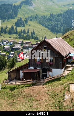 Eine typische Bauernhaus- und Ackerlandlandschaft von Stoos, Morschach, Schwyz, Schweiz EU - Schweizer Alpen Sommerberglandschaft Stockfoto