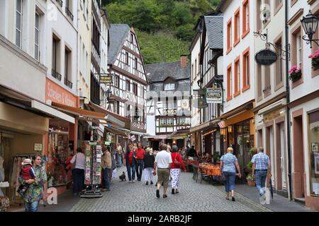 Bernkastel-KUES, DEUTSCHLAND - 19. JULI 2011: Touristen besuchen Bernkastel-Kues, Deutschland. Der Ort wird nach Angaben seines Tourismusamtes jährlich vom 1. Stockfoto