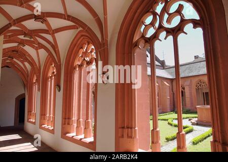 Mainz, DEUTSCHLAND - 19. JULI 2011: Interieur des Stephansdom in Mainz. Es handelt sich um eine Gotische Hallenkollegiatskirche. Teile wurden nach dem Weltkrieg wieder aufgebaut Stockfoto