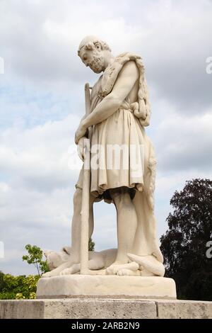 Compiegne, FRANKREICH - 26. JULI 2011: Skulptur im Compiegne Gardens in Frankreich. Marmorstatue von "Ulysses erkannt von seinem Hund" des Künstlers Jean-Auguste B. Stockfoto