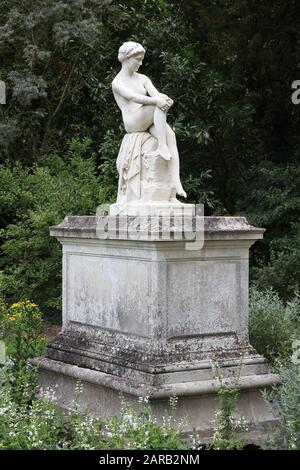 Compiegne, FRANKREICH - 26. JULI 2011: Skulptur im Compiegne Gardens in Frankreich. Marmorstatue der "Chloe am Brunnen" des Künstlers Anatole Marquet Vassel Stockfoto