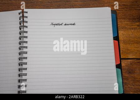 Wichtige Dokumente, Handschriftertext auf der Büro-Agenda, Büro-Spiralnotizbuch. Kopierbereich. Stockfoto