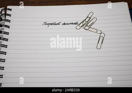 Wichtige Dokumente, Handschriftertext auf der Büro-Agenda, Büro-Spiralnotizbuch. Kopierbereich. Stockfoto