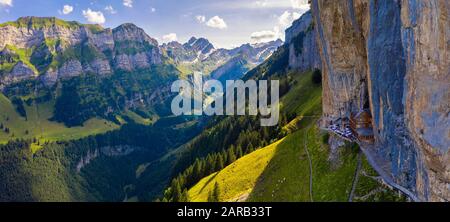 Schweizer Alpen und ein Restaurant unter einem Felsen auf dem Berg Ebenalp in der Schweiz Stockfoto