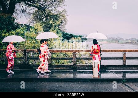 Jeden Tag Street Scene in Japan. Japanische Frauen im traditionellen Kimono Stockfoto