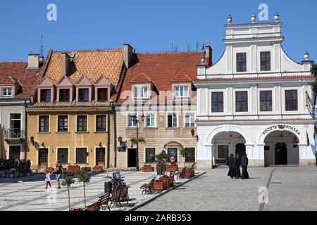 Sandomierz, POLEN - 9. AUGUST 2011: Die Menschen besuchen die Sandomierz Altstadt in Polen. Sandomierz ist eine historische Stadt, die vor dem Jahr 1227 gegründet wurde. Heute Stockfoto