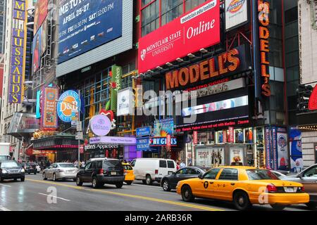 New YORK, USA - 1. JULI 2013: Taxi CAB fährt am Broadway Theater in New York. Mehr als 20 Millionen Menschen leben in der NY-Metropole. Stockfoto