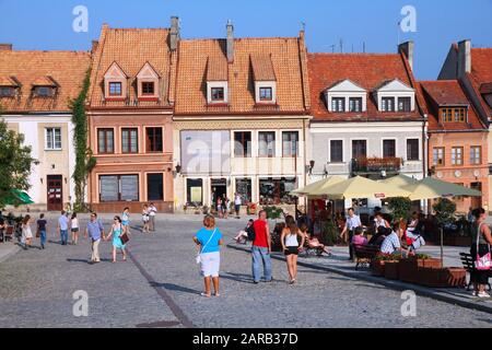 Sandomierz, POLEN - 7. AUGUST 2011: Menschen besuchen Die Altstadt von Sandomierz. Sandomierz gehört zu den ältesten Städten Polens, die mindestens auf das Jahr 1227 zurückgehen. Stockfoto