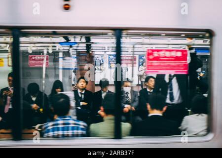 Jeden Tag fahren Reisende in Japan an Bord eines Zuges Stockfoto