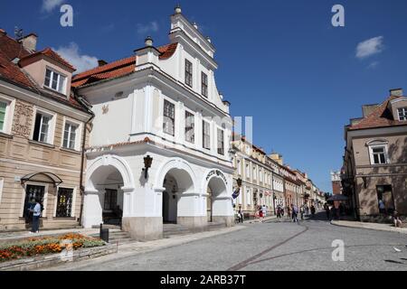 Sandomierz, POLEN - 9. AUGUST 2011: Die Menschen besuchen die Sandomierz Altstadt in Polen. Sandomierz ist eine historische Stadt, die vor dem Jahr 1227 gegründet wurde. Heute Stockfoto