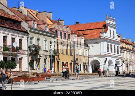 Sandomierz, POLEN - 9. AUGUST 2011: Menschen besuchen Die Altstadt von Sandomierz. Sandomierz gehört zu den ältesten Städten Polens, die mindestens auf das Jahr 1227 zurückgehen. Stockfoto