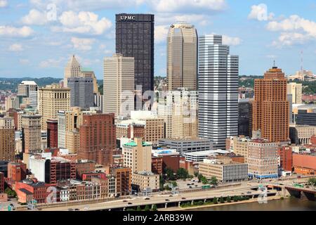 PITTSBURGH, USA - 29. JUNI 2013: Blick auf die Skyline von Pittsburgh. Es ist die 2. größte Stadt von Pennsylvania mit 305,841 Einwohnern. Stockfoto