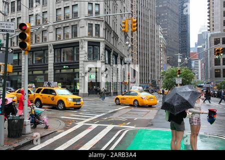 New YORK, USA - 10. JUNI 2013: Menschen besuchen den Broadway in New York. New York City wird von 56 Millionen jährlichen Besuchern besucht (2014). 20 Millionen Menschen leben Stockfoto