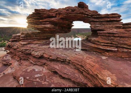 Sonnenspitze, bei Sonnenaufgang, durch den Rand des Naturfensters mit Blick auf die Murchison River Gorge im Kalbari National Park, Western Australia. Stockfoto